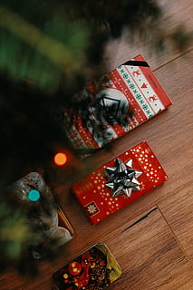 zwei, rot, Geschenkbox, Familie, Zuhause, Überraschung, Geschenk, kalt, Winter, feiern, Textur, Holz, Baum, Weihnachten, Tabelle, drinnen, High Angle View, Urlaub, Kommunikation, Nahansicht, Stillleben, keine Leute, Weihnachtsdekoration, Text, Feier, Dekoration, Kunst und Handwerk, Holz - Material, Weihnachtsverzierung, 5K, CC0, gemeinfrei, lizenzfrei