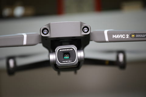 drone, skrydis, kamera, dji, fantomas, fotografija, sraigtas, hobis, quadcopter, tendencija, puošti, žiūrėti, dronai, mavic 2 pro, Iš arti, technologijos, sutelkti dėmesį į naujas žinias, patalpose, numeris, komunikacijos, juoda spalva, nėra žmonių, saugumą, apsauga, įranga, atrankinis dėmesys, tekstą, kontrolė, vienas objektas, geometrinės formos, sidabro spalvos, sveika gyvensena, 4K, CC0, Viešasis domenas, nemokamai