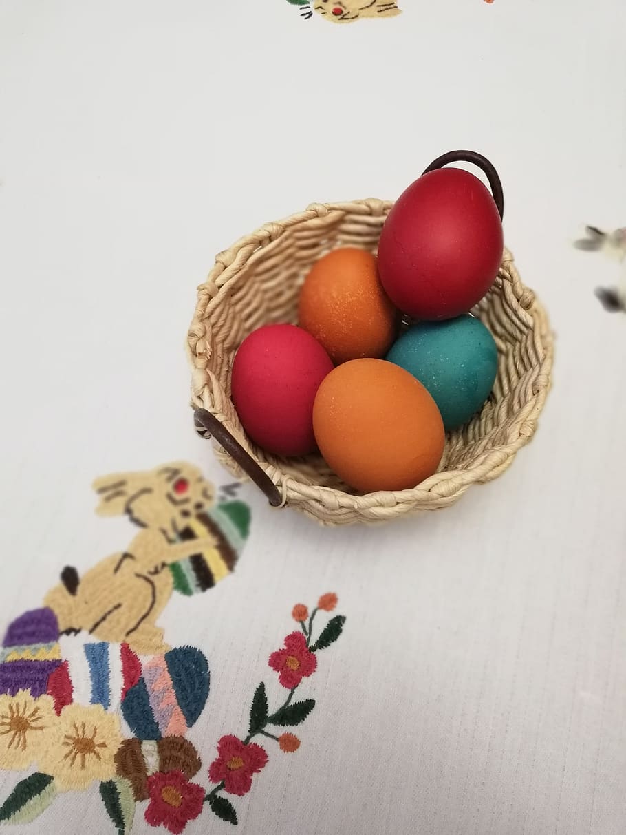 Frühling, Ostern, Eier, bemalte Eier, Glauben, Christentum, Korb mit Eiern, Lebensmittel, Ei, Essen und Trinken, mehrfarbig, drinnen, Korb, Container, Stillleben, Osterei, Urlaub, High Angle View, keine Leute, Frische, Tabelle, Feier, Süßes Essen, weißer Hintergrund, Nahansicht, Blumenmuster, Versuchung, 2K