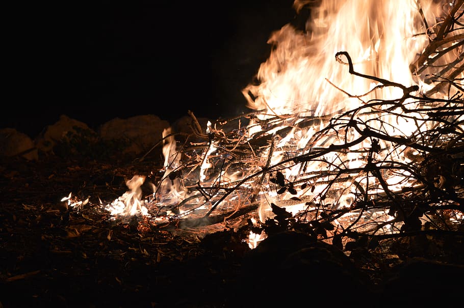 foguera, foc, flama, nit, estiu, calor, càlid, acollidor, fosc, silueta, símbol, fletxa, incendi forestal, copa, vidre, logotip de batman, sòl, llar de foc, teixit, text, cremant, foc - fenomen natural, calor - temperatura, registre, naturalesa, fusta, material de fusta, campament, arbre, brillant, llenya, terra, moviment, cap gent, bosc, a l'aire lliure, Pol · lució, 2K
