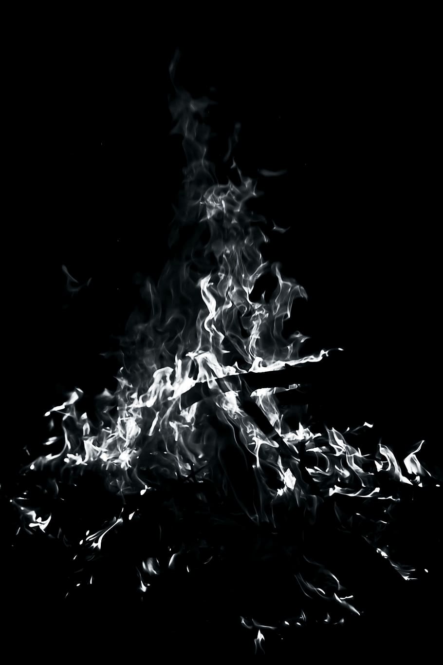 con2011, resum, fons, bonic, flama, ardent, cremar, primer pla, explotar, explosió, foc, calor, calenta, cremant, nit, calor - temperatura, foguera, moviment, foc - fenomen natural, brillant, cap gent, fons negre, exposició llarga, tir de l'estudi, naturalesa, fosc, fum - estructura física, còpia espai, moviment borrós, canvi de forma, 4K