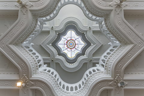 budapest, arquitectura, techo, ventana, vidrio coloreado, geométrico, ventanas, estructura construida, nadie, edificio, exterior del edificio, modelo, religión, vista de ángulo bajo, diseño, creencia, lugar de adoración, florido, día, espiritualidad, el color blanco, columna arquitectonica, Arte y artesanía, arquitectura y arte, vaso, directamente debajo, cúpula, 5K, CC0, dominio público, libre de derechos