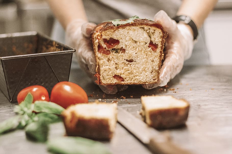 pa de golfes, tomàquets, al forn, cocció, pa, deliciós, sopar, epicure, menjar, fotografia de menjar, fruita, mans, casolà, tall, saborós, brindis, fusta, menjar i beguda, frescor, mà humana, una persona, mà, part del cos humà, enfocament selectiu, a l'interior, preparació, preparar el menjar, primer pla, benestar, persones reals, persona irreconeixible, alimentació saludable, ganivet de cuina, 5K