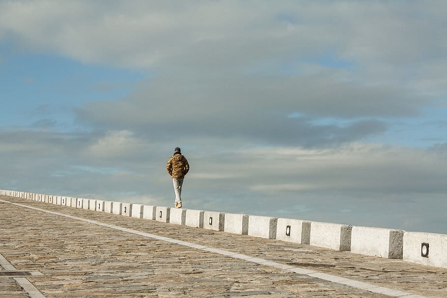 verde, cielo, camino, caminar, persona, ocio, actividad, ejercicio, sano, inspirar, inspiración, positivo, esperanza, al aire libre, expectativa, optimismo, silueta, nubes, nube - cielo, una persona, longitud total, en pie, arquitectura, estilos de vida, gente real, día, actividad de ocio, naturaleza, estructura construida, vista trasera, belleza en la naturaleza, mar, mujer, tierra, tranquilidad, 2K