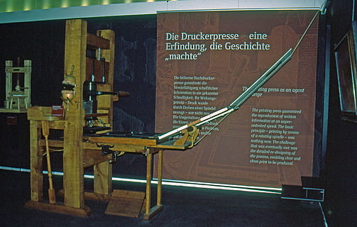 Tyskland, Mainz, tekst, meddelelse, sæde, vestlige script, ingen mennesker, skilt, stol, arkitektur, fravær, bord, bestyrelse, tom, indendørs, tavle, ikke-vestlige script, kunstkultur og underholdning, Information, manuskript, bygning, bygget struktur, menu, besked, 4K, CC0, offentligt domæne, royaltyfrie