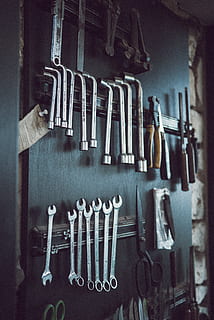 assortito, utensili a mano, parete, strumento, chiave inglese, morsetto, apriscatole, piombatura, Cacciavite, pub, avvio, capi di abbigliamento, scarpone da sci, calzature, abbigliamento, mensola, ascia, natura, sport, pista, all'aperto, gli sport, la neve, in casa, sospeso, strumento di lavoro, nessuno, metallo, grande gruppo di oggetti, testo, di fila, scelta, attrezzatura, variazione, strumento a mano, laboratorio, avvicinamento, gruppo, sceneggiatura occidentale, preparativi, filtro di post produzione automatico, gruppo di oggetti, box auto, 4K, CC0, dominio pubblico, privo di copyright