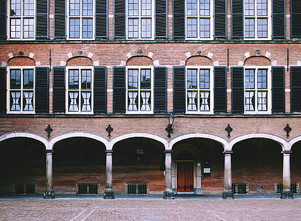 rotes Gebäude, Gebäude, die Architektur, Fenster, Fassade, Verschluss, Muster, Backstein, Vorhang, Säule, wiederholen, Palast, Struktur, Arkade, Stadt, niederländisches Parlament, die Niederlande, den Haag, binnenhof, Bogen, gebaute Struktur, Gebäudehülle, Tag, keine Leute, in einer Reihe, draußen, Seite an Seite, die Vergangenheit, Geschichte, Wiederholung, Wand, Ziegelwand, Kommunikation, Straße, gewölbt, 2K, CC0, gemeinfrei, lizenzfrei