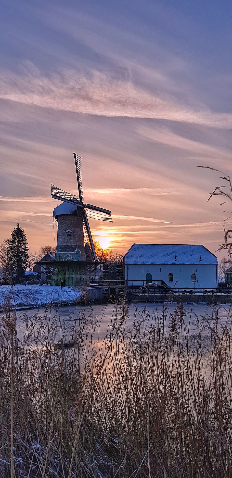 naturalesa, màquina, motor, a l'aire lliure, heeswijk-dinther, kilsdonkse molen, Països Baixos, turbina, edifici, habitatge, camp, herba, planta, rural, aerogenerador, congelat, neu, estany, hivern, cel, posta de sol, aigua, cap gent, arquitectura, bellesa a la natura, estructura construïda, escenics - natura, núvol - cel, llac, exterior de l'edifici, transport, vaixell nàutic, tranquil·litat, escena tranquil·la, color taronja, 4K