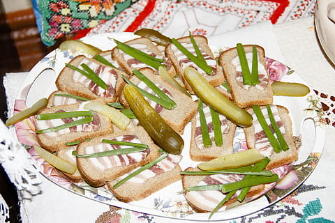 greix, adobats, aperitiu, pa, cogombre, un sandvitx, calories, nutritiu, deliciós, saludable, greix ucraïnès, fresc, nutrició, menjar i beguda, menjar, frescor, llest per menjar, vegetals, alimentació saludable, primer pla, a l'interior, benestar, cap gent, placa, natura morta, vista d’angle alt, indulgència, carn, mida de la porció, centrar-se en primer pla, menjar asiàtic, preparació, taula, decorar, berenar, vaixella, 5K, CC0, domini públic, lliure de regalies