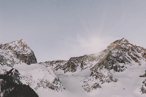 Fotografie, Schnee, bedeckt, Berg, Höhe, Wolken, kalt, Tageslicht, tagsüber, Frost, gefroren, Gletscher, hoch, Eis, Landschaft, Berggipfel, Berge, Natur, Naturtapete, Spitzen, Felsen, szenisch, Himmel, schneebedeckte Berge, Gipfel, Sonnenstrahlen, Bäume, Winter, Schönheit in der Natur, kalte Temperatur, Szenen - Natur, Ruhe, ruhige Szene, schneebedeckter Berg, Gebirge, Nicht-städtische Szene, keine Leute, idyllisch, Tag, Umgebung, Abdeckung, draußen, Formation, 2K, CC0, gemeinfrei, lizenzfrei