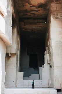 persona, de peu, endins, estructura, edifici, bunker, humà, passadís, cripta, baux-de-provence, França, paret, llosa, sostre, art, sastre, fosc, carrera, esquena, pedra, furgonetes, estiu, estàtua, arquitectura, estructura construïda, a l'interior, persones reals, una persona, el passat, història, dia, estils de vida, vista del darrere, columna arquitectònica, activitat d'oci, homes, funció de construcció de parets, longitud completa, destinacions de viatge, antic, civilització antiga, 5K, CC0, domini públic, lliure de regalies