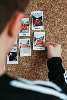 seks forskellige kort, menneskelig hånd, rigtige mennesker, hånd, en person, menneskelig kropsdel, bedrift, selektiv fokusering, livsstil, høj vinkel visning, fritidsaktivitet, uigenkendelig person, herrer, indendørs, fritidsspil, personlige perspektiv, papir, fokusere på baggrund, ferie, finger, 4K, CC0, offentligt domæne, royaltyfrie