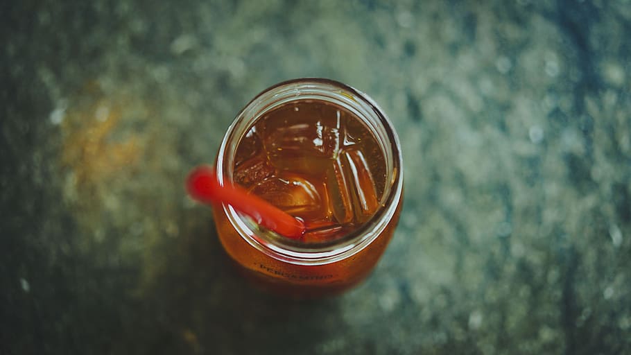 drikkevarer, drik, kold, bord, restaurant, rød, glas, strå, mad og drikke, drikkeglas, krukke, drikke, husholdningsudstyr, mad, forfriskning, glas - materiale, høj vinkel visning, friskhed, indendørs, ingen mennesker, beholder, direkte over, tæt på, mason jar, fokus på forgrunden, isterning, Frosset, tonic vand, 5K