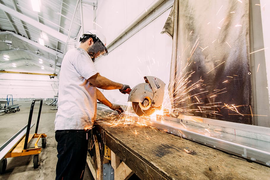 costruzione, acciaio, lavoratore, lavoro, operaio edile, taglio, sega, casco, uomo, persona, scintille, negozio, metallo, occupazione, una persona, industria, protezione, in casa, uomini, industria dei metalli, calore - temperatura, persone reali, in piedi, adulto, abiti da lavoro protettivi, fabbrica, abilità, vista laterale, preparazione, uomini maturi, saldatura, 4K