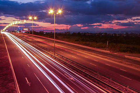 Bulgaria, Sofia, centro commerciale dell'anello di sofia, tramonto, sentieri di luce, Tangenziale, luci, crepuscolo, illuminato, lunga esposizione, velocità, strada, movimento, sentiero leggero, notte, mezzi di trasporto, città, movimento sfocato, autostrada, cielo, nuvola - cielo, lampione, nessuno, traffico, attrezzatura per l'illuminazione, raggiante, natura, all'aperto, autostrada a più corsie, 5K, CC0, dominio pubblico, privo di copyright