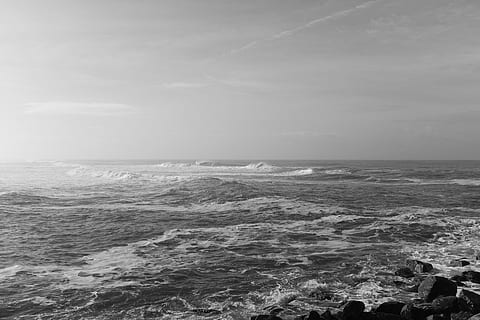 les ones del mar, descarregar, fons de pantalla, fons de pantalla mínim, paisatge mínim, mínim, oceà, portugal, bw landscape, paisatge, blanc i negre, bw, mar, aigua, cel, horitzó sobre l’aigua, horitzó, escenics - natura, bellesa a la natura, moviment, onada, esport, terra, naturalesa, platja, dia, esport aquàtic, surf, davant del mar, a l'aire lliure, escena no urbana, poder a la natura, litoral rocós, 5K, CC0, domini públic, lliure de regalies