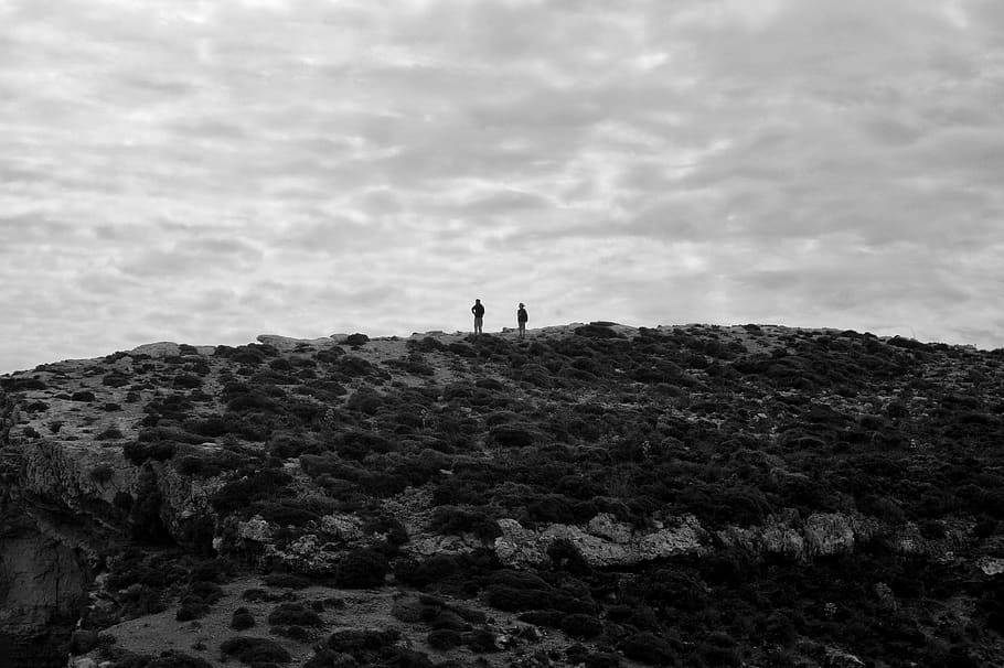 malta, Comino, explorant, explorar, muntanya, escalada, parella, amor, viatgers, blanc i negre, aventura, fons de pantalla, descobrir, naturalesa, contemplació, mínim, minimalisme, textura, ombra, negre, cel, núvol - cel, persones reals, de peu, bellesa a la natura, estils de vida, activitat d'oci, homes, dues persones, gent, dia, unió, tranquil·litat, rock, escena tranquil·la, terra, sòlid, a l'aire lliure, rock - object, 4K