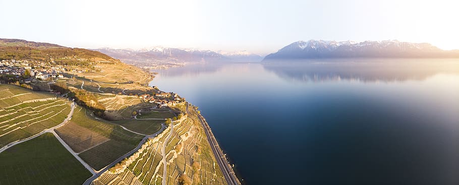 penya-segat marró, aigua, naturalesa, a l'aire lliure, mar, oceà, línia de costa, terra, paisatge, suïssa, riu, Costa, chexbres, promontori, llac, panoràmica, primavera, leman, lac, escenics - natura, tranquil·litat, medi ambient, cel, bellesa a la natura, destinacions de viatge, muntanya, viatjar, llum solar, cap gent, al matí, reflexió, escena tranquil·la, boira, sol, badia, 8K