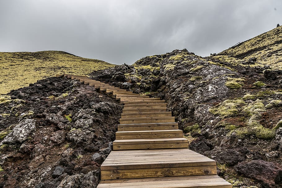 fotografia del ponte, passerella, nuvole, luce del giorno, ambiente, erba, paesaggio, montagna, natura, fotografia naturalistica, fotografia, rocce, panoramico, cielo, passaggi, pietre, turismo, pista, scale di legno, nuvola - cielo, solido, architettura, roccia, scala, nessuno, terra, bellezza nella natura, roccia - oggetto, scena non urbana, direzione, scenics - natura, legno - materiale, struttura costruita, all'aperto, 2K
