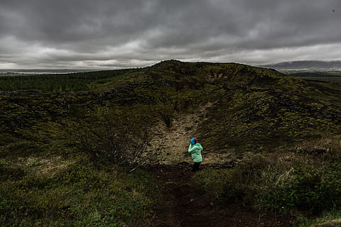 persona, arrodillado, verde, negro, campo, aventuras, nubes, amanecer, explorar, hierba, caminata, colina, paisaje, montaña, naturaleza, fotografía de naturaleza, escénico, cielo, tormenta, puesta de sol, nube - cielo, una persona, vista trasera, actividad de ocio, belleza en la naturaleza, para caminar, paisajes - naturaleza, ambiente, excursionismo, escena no urbana, planta, tranquilidad, longitud total, estilos de vida, al aire libre, 2K, CC0, dominio público, libre de derechos