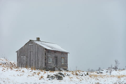 barrica marró, neu, hivern, temperatura de fred, exterior de l'edifici, estructura construïda, arquitectura, edifici, naturalesa, dia, casa, terra, cel, cap gent, còpia espai, abandonat, edifici agrícola, graner, camp, Color blanc, a l'aire lliure, casa de camp, nevar, 5K, CC0, domini públic, lliure de regalies