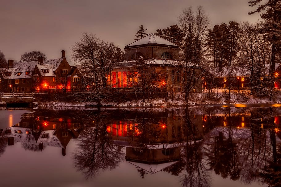 casa marró, arquitectura, núvols, alba, tarda, il·luminat, paisatge, reflexos de llum, llums, nit, reflexions, escènic, cel, neu, posta de sol, arbres, aigua, davant del mar, arbre, reflexió, exterior de l'edifici, estructura construïda, planta, naturalesa, edifici, llac, cap gent, temperatura de fred, hivern, vespre, a l'aire lliure, 1080P