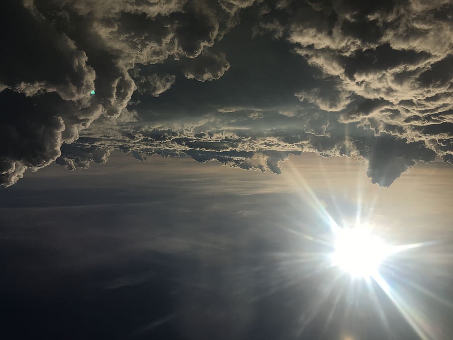 núvols, sol, cel, núvol - cel, bellesa a la natura, escenics - natura, raig de sol, llum solar, tranquil·litat, naturalesa, cap gent, escena tranquil·la, cloudscape, a l'aire lliure, idíl·lic, dia, cel dramàtic, posta de sol, flare de la lent, vista aèria, brillant, streaming, 4K
