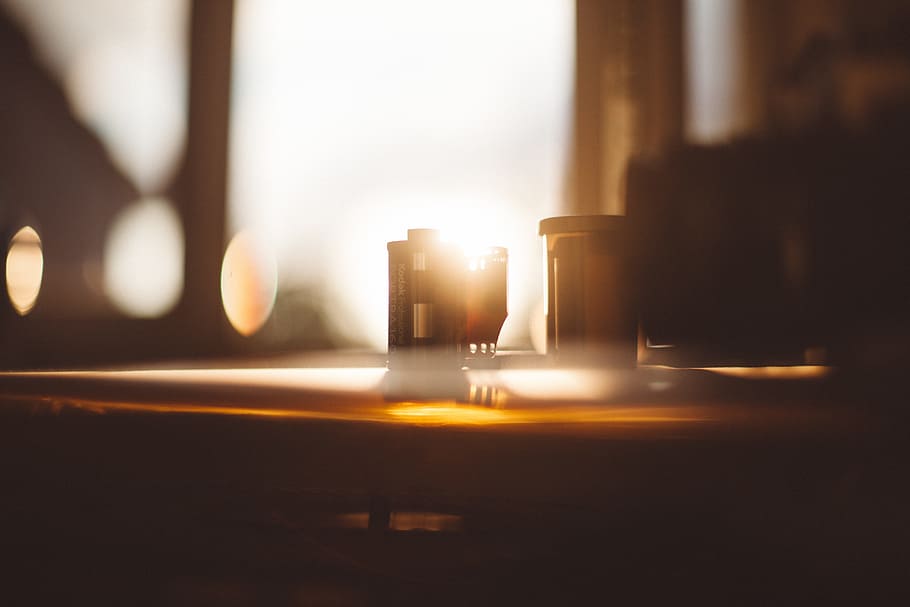 encara, articles, coses, escriptori, taula, finestra, vista, naturalesa, cel, llum, es va filtrar, solar, flamarada, dramàtica, emotiu, bokeh, cap gent, a l'interior, ciutat, il·luminat, moviment, vida de ciutat, enfocament selectiu, llum solar, arquitectura, primer pla, centrar-se en primer pla, negocis, menjar i beguda, bar - establiment de begudes, absència, flare de la lent, enfocament suau, 5K
