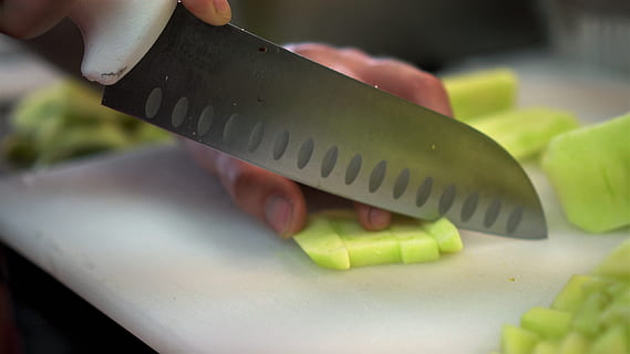 kniv, skære, skive, køkken, grøntsager, grøntsag, agurk, skærebræt, madlavning, menneskelig kropsdel, menneskelig hånd, hånd, bedrift, mennesker, tæt på, grøn farve, skæring, mad og drikke, voksen, mad, dag, kropsdel, indendørs, fokus på forgrunden, selektiv fokusering, sund kost, beskæftigelse, køkkenkniv, menneskelig lem, finger, 4K, CC0, offentligt domæne, royaltyfrie