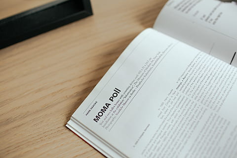 rezervovat, stůl, uvnitř, detail, stálý život, text, nikdo, papír, číslo, sdělení, podnikání, vysoký úhel pohledu, finance, západní skript, selektivní zaměření, zaměřit se na popředí, technologie, dřevo - materiál, vydání, data, 5K, CC0, veřejná doména, bez autorských práv