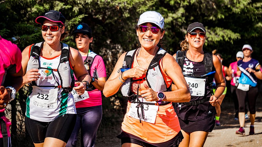 grup, gent, marató, acció, actiu, atleta, competició, resistència, en forma, aptitud, diversió, calenta, corredor, oci, carrera, recreació, carretera, somrient, esport, ulleres de sol, desgast, dones, grup de persones, adult jove, amistat, gots, vista frontal, dones joves, tres quarts de longitud, activitat d'oci, dia, adult, de peu, moda, tapa, unió, emoció, a l'aire lliure, 5K