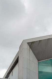 Betonbau, Architekturdesign, die Architektur, Gebäude, Gebäudehülle, Beton, zeitgemäß, dunkle Wolken, Außen, Fassade, Glasfenster, Froschperspektive, modern, draußen, Perspektive, Himmel, Struktur, gebaute Struktur, wolke - himmel, Flachwinkelansicht, Natur, Tag, keine Leute, bedeckt, Stadt, grau, architektonisches Merkmal, Brücke - künstliche Struktur, hoher Abschnitt, Brücke, 2K, CC0, gemeinfrei, lizenzfrei
