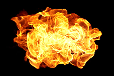 fuoco, fiamma, inferno, cucinando, nero, bruciare, calore, dettaglio, avvicinamento, sfondo, caldo, barbecue, flametongue, falò, sfolgorante, ardente, fuoco di bivacco, infiammabile, elemento, furioso, pericoloso, vicino, Pericolo, camino, infiammare, sfondo nero, fuoco - fenomeno naturale, calore - temperatura, giallo, colore nero, che esplode, nessuno, rosso, ritagliare, segnale di pericolo, cartello, natura, colore arancione, comunicazione, accensione, girato in studio, astratto, sfondi astratti, 2K, CC0, dominio pubblico, privo di copyright