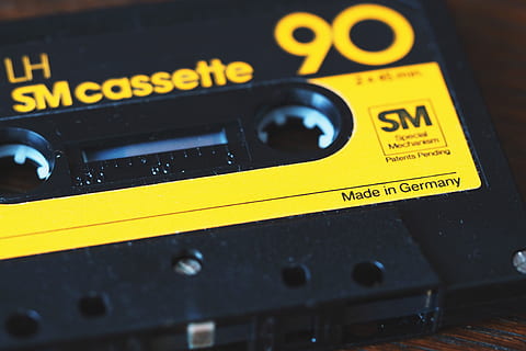 cinta de casete, tecnología, amarillo, de cerca, comunicación, nadie, estilo retro, texto, de color negro, adentro, cultura de las artes y entretenimiento, maquinaria, escritura occidental, enfoque selectivo, equipo, firmar, controlar, número, antecedentes, fotograma completo, presionar el botón, 4K