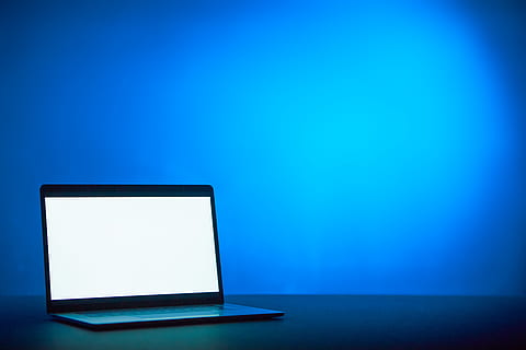 zils, ekrānā, dators, pc, klēpjdators, elektronika, monitoru, LCD ekrāns, apgaismojums, kopēt vietu, tehnoloģijas, bezvadu tehnoloģija, savienojumu, tukša, komunikāciju, telpās, studija, internetā, nav cilvēku, digitālā tablete, krāsains fons, zils fons, moderns, tukšs, datora monitors, datortīkls, ziņu, globālās komunikācijas, 5K, CC0, publiskais domēns, bez atlīdzības