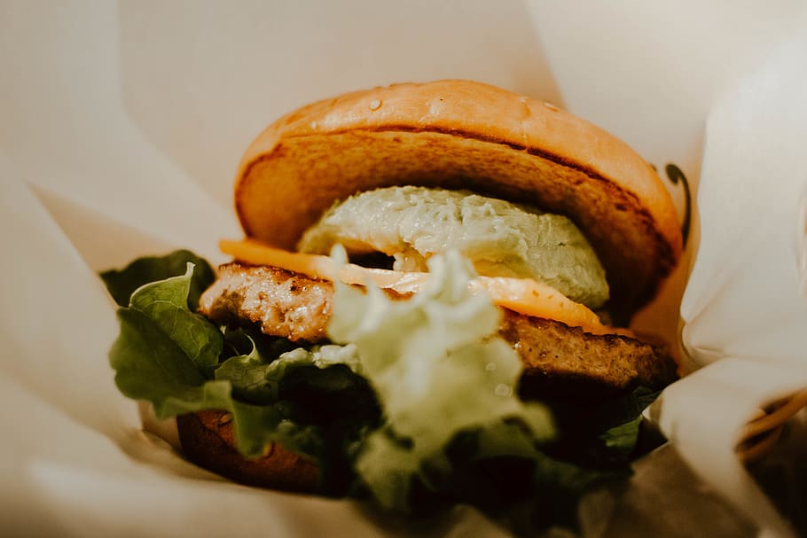 hamburger se zeleninou, jídlo, hamburger, Tokio, Japonsko, drdol, hovězí, listový salát, Fast Food, sýr, odnést, sendvič, guacamole, bagel, chléb, hamburgesa, carne, pánev, comida, jídlo a pití, připraven jíst, svěžest, detail, uvnitř, nikdo, Zdravé stravování, maso, stálý život, blahobyt, selektivní zaměření, požitek, zeleniny, deska, Svačina, snídaně, 5K