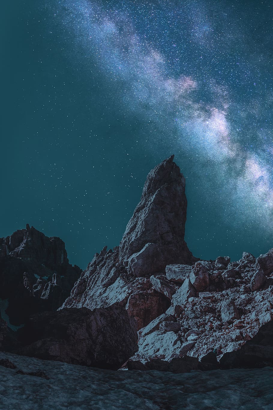 marró, monòlit, verd blavós, gris, lletós, manera, constel·lacions, fosc, tarda, paisatge, muntanya, fons de pantalla de la natura, nit, cel nocturn, cel, estrellat, nit estrellada, cel estrellat, estrelles, astronomia, espai, estrella - espai, rock, bellesa a la natura, escenics - natura, rock - object, galàxia, sòlid, escena tranquil·la, tranquil·litat, formació de roca, camp estel·lar, estrella, Via Làctea, naturalesa, aigua, idíl·lic, cap gent, a l'aire lliure, formació, 5K