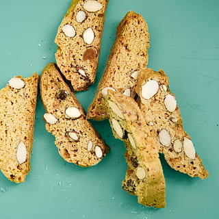 skivet, brød, grønn, flate, mandler, bakevarer, nydelig, mat, kake, skiver, mat og Drikke, innendørs, friskhet, stilleben, klar til å spise, farget bakgrunn, rett over, ingen folk, nærbilde, høy vinkel visning, velvære, bakt, spise sunt, studio skudd, skjære, overbærenhet, matbit, cookie, blå bakgrunn, fristelse, 1080P, CC0, offentlig domene, opphavsrett gratis