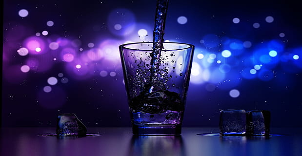 avvicinamento, acqua, spruzzi, bicchiere, bar, bevanda, freddo, cristallo, cubo, buio, bere, far cadere, ghiaccio, liquido, liquore, fusione, notte, vita notturna, festa, bagnato, vino, bicchiere di vino, in casa, rinfresco, movimento, viola, nessuno, cibo e bevande, blu, attrezzature domestiche, congelato, temperatura fredda, cultura artistica e intrattenimento, tavolo, luce, scrosciante, 1080P, CC0, dominio pubblico, privo di copyright