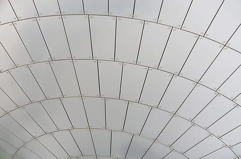 die Architektur, Design, Muster, minimal, Schwarz und weiß, Gitter, Linie, Quadrat, Rechteck, Fenster, Dachfenster, Gebäude, Dreieck, courbes, lignes, Vollbild, keine Leute, Flachwinkelansicht, gebaute Struktur, Hintergründe, Decke, gestalten, Wiederholung, Geometrische Figur, Tag, drinnen, modern, Metall, architektonisches Merkmal, Sport, Natur, Himmel, 4K, CC0, gemeinfrei, lizenzfrei
