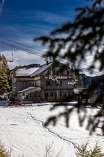 structure brune, la nature, rural, campagne, abri, en plein air, bâtiment, logement, cabine, maison, L'Autriche, loserhütte, neige, arbre, plante, hiver, cabane, Montagne, sapin, abies, Météo, architecture, extérieur du bâtiment, structure construite, température froide, ciel, personne, journée, mouvement flou, lumière du soleil, mouvement, transport, 5K, CC0, domaine public, libre de droits