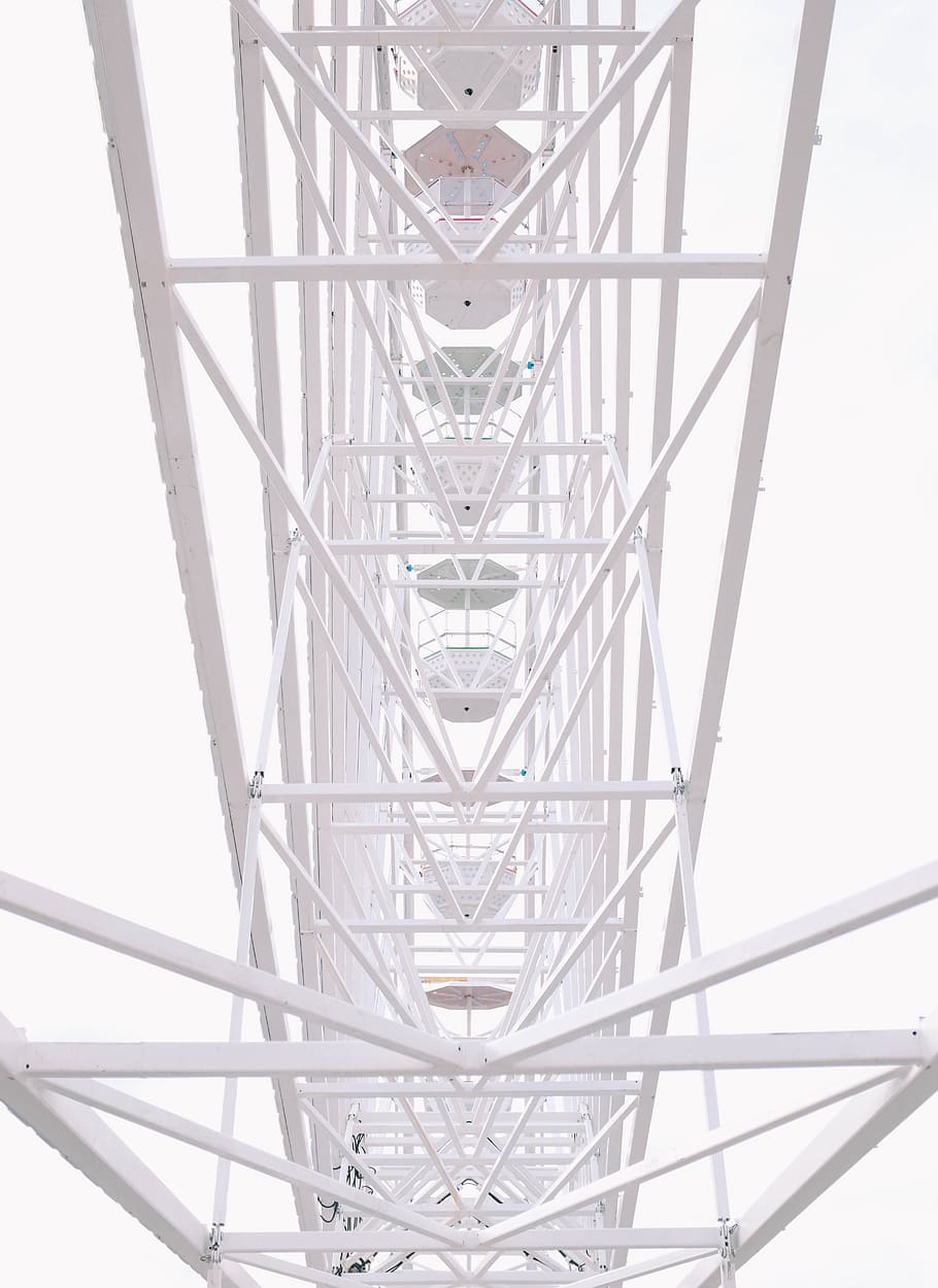 roda de ferris blanca, edifici, urbà, escala, arquitectura, carretera, passadís, finestra, cable, transport, restaurant, cafeteria, ciutat, barri, claraboia, vehicle, avió, avions, avió de línia, línies elèctriques, estructura construïda, metall, cel, vista d’angle baix, cap gent, connexió, dia, patró, naturalesa, a l'aire lliure, cel clar, piló d’electricitat, directament a sota, pont - estructura feta per l'home, pont, complexitat, disseny, tecnologia, acer, Font d'alimentació, viga, 5K