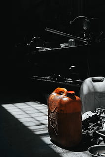 tanica marrone, nessuno, natura morta, luce del sole, in casa, contenitore, tavolo, avvicinamento, natura, utensile da cucina, giorno, mezzi di trasporto, metallo, attrezzature domestiche, auto, modo di trasporto, cibo e bevande, gruppo di oggetti, Aperto, ombra, fornello da campeggio, 5K, CC0, dominio pubblico, privo di copyright