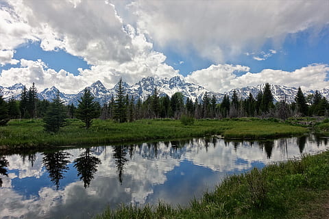 montagne, fiume, riflessione, escursioni a piedi, Wyoming, tetons, Parco Nazionale, acqua, cielo, nuvola - cielo, la tranquillità, albero, scenics - natura, scena tranquilla, lago, pianta, bellezza nella natura, natura, giorno, nessuno, scena non urbana, idilliaco, all'aperto, foresta, colore verde, lago di riflessione, bosco di pini, albero di conifere, 5K, CC0, dominio pubblico, privo di copyright