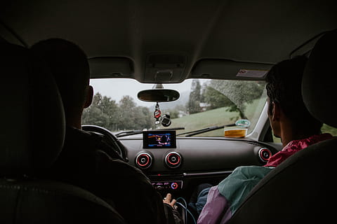 dos, homes, assegut, seients davanters del cotxe, panell, parabrisa, controlador, passatger, conduir, vidre, viatge de carretera, navegació per satèl · lit, a l'aire lliure, eixugaparabrises, viatjar, transport, home, a la carretera, gp, arbre, bavari, Alemanya, audi, persona, cotxe, vehicle terrestre, gent, Dins de, interior del vehicle, trànsit, seguretat, persones que viatgen, viatge, velocitat, adult, 5K, CC0, domini públic, lliure de regalies