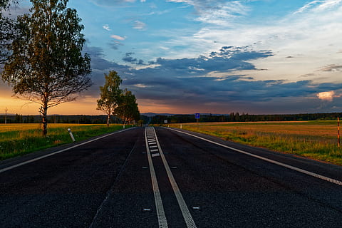 sti, begrænse, himlen, skyer, linjerne på vejen, solnedgang, udsigt, rejse, bil, eventyr, Europa, blå, sommer, helligdage, natur, slovakiet, Orava, om aftenen, smuk, himmel, sky - himmel, retning, træ, vejen frem, transportmidler, vej, plante, rolig scene, skønhed i naturen, ro, scenics - natur, ingen mennesker, faldende perspektiv, Mark, jord, miljø, landskab, udendørs, overflade niveau, skillelinje, lang, 5K, CC0, offentligt domæne, royaltyfrie
