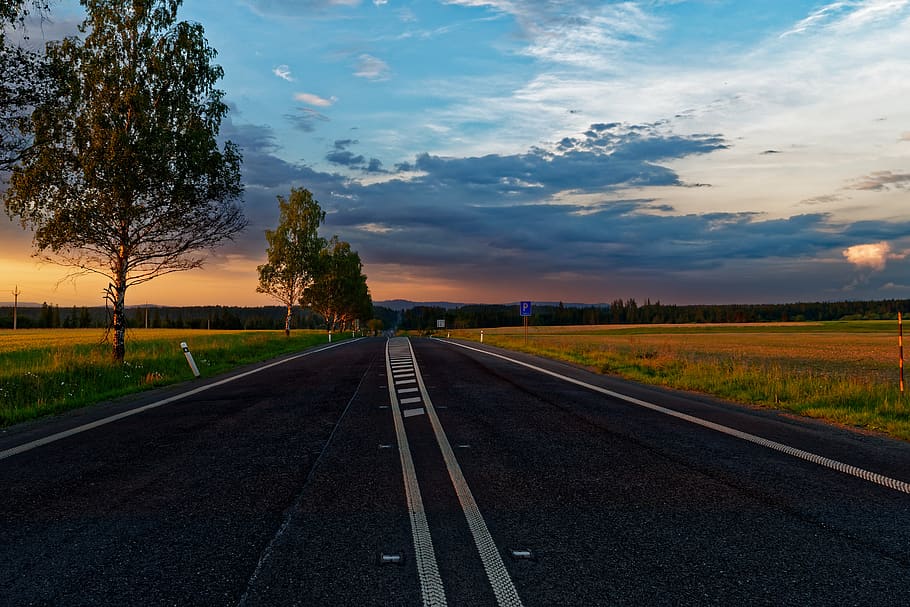 Camí, límit, el cel, núvols, les línies a la carretera, posta de sol, vista, viatjar, cotxe, aventura, europa, blau, estiu, vacances, naturalesa, Eslovàquia, orava, a la tarda, bonic, cel, núvol - cel, direcció, arbre, el camí a seguir, transport, carretera, planta, escena tranquil·la, bellesa a la natura, tranquil·litat, escenics - natura, cap gent, perspectiva decreixent, camp, terra, medi ambient, paisatge, a l'aire lliure, nivell superficial, línia divisòria, llarg, 5K
