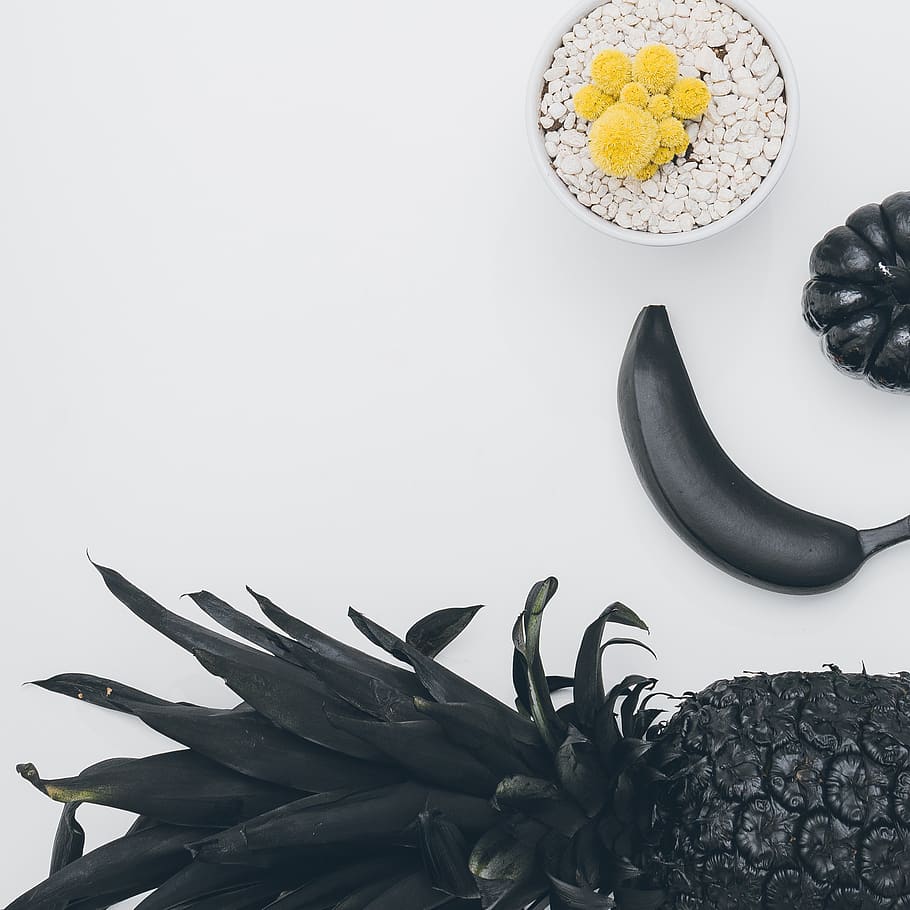 pinya, blanc, superfície, planta, fruita, fotografia de scott webb, Londres, Canadà, menjar, carbassa, plàtan, vegetals, còpia espai, fons blanc, coixí, cabell, albergínia, nabiu, pol·len, flor, a l'interior, menjar i beguda, alimentació saludable, cap gent, natura morta, benestar, frescor, tir de l'estudi, primer pla, naturalesa, directament a sobre, part de la planta, full, groc, taula, 2K