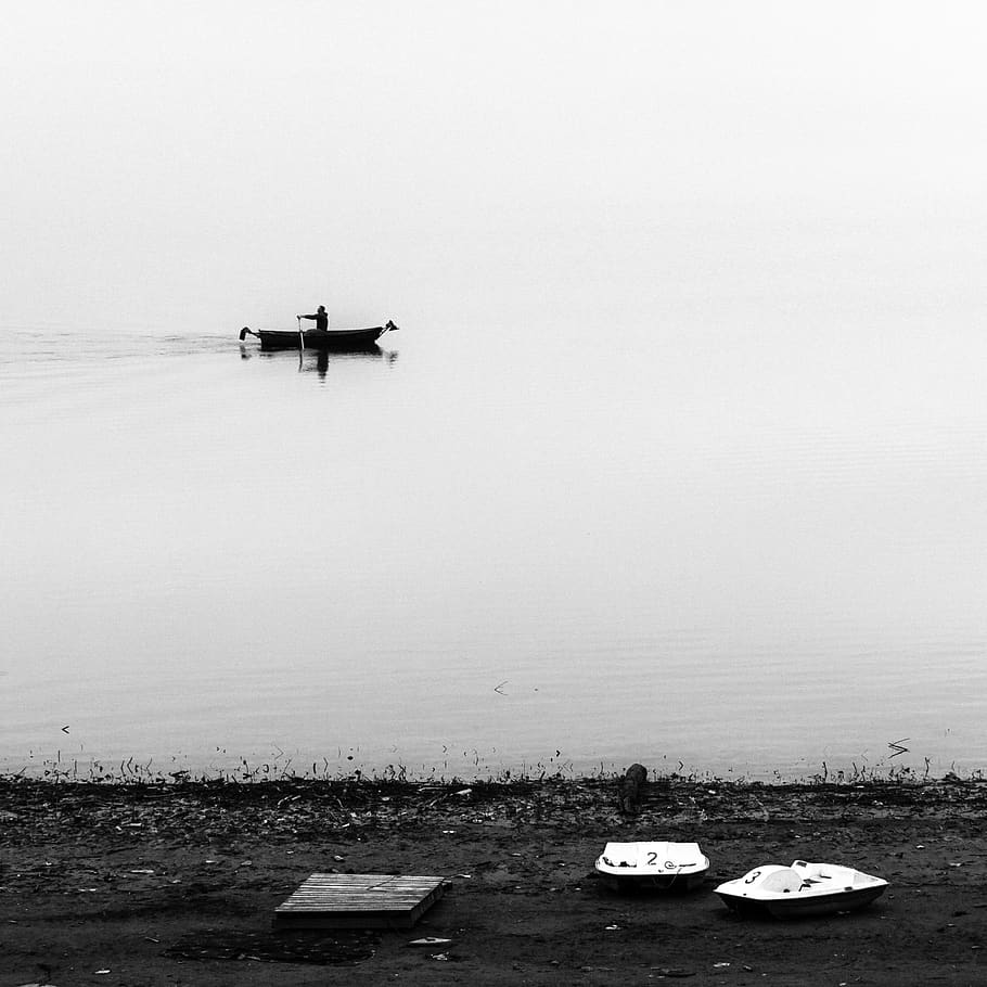 falta, nombre, misèria, trist, conceptual, quadrat, vell, vora de l'aigua, escènic, canoa, riu, material de fusta, estiu, línia de costa, paisatge, escena tranquil·la, platja, barca de rems, llac, a l'aire lliure, aigua, vaixell nàutic, transport, manera de transport, dia, mar, naturalesa, cel, tranquil·litat, cap gent, terra, cel clar, escenics - natura, bellesa a la natura, escena no urbana, flotant a l'aigua, 2K