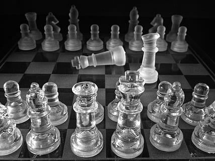 Schach, Spiel, Turm, Strategie, Freizeitspiele, Brettspiel, Schachfigur, Entspannung, Freizeitbeschäftigung, Schachbrett, König - Schachfigur, große gruppe von gegenständen, drinnen, Bauer - Schachfigur, Stillleben, Kunst, Kultur und Unterhaltung, Wettbewerb, Glas - Material, Königin - Schachfigur, Herausforderung, Nahansicht, keine Leute, Ritter - Schachfigur, schwarzer Hintergrund, 2K, CC0, gemeinfrei, lizenzfrei